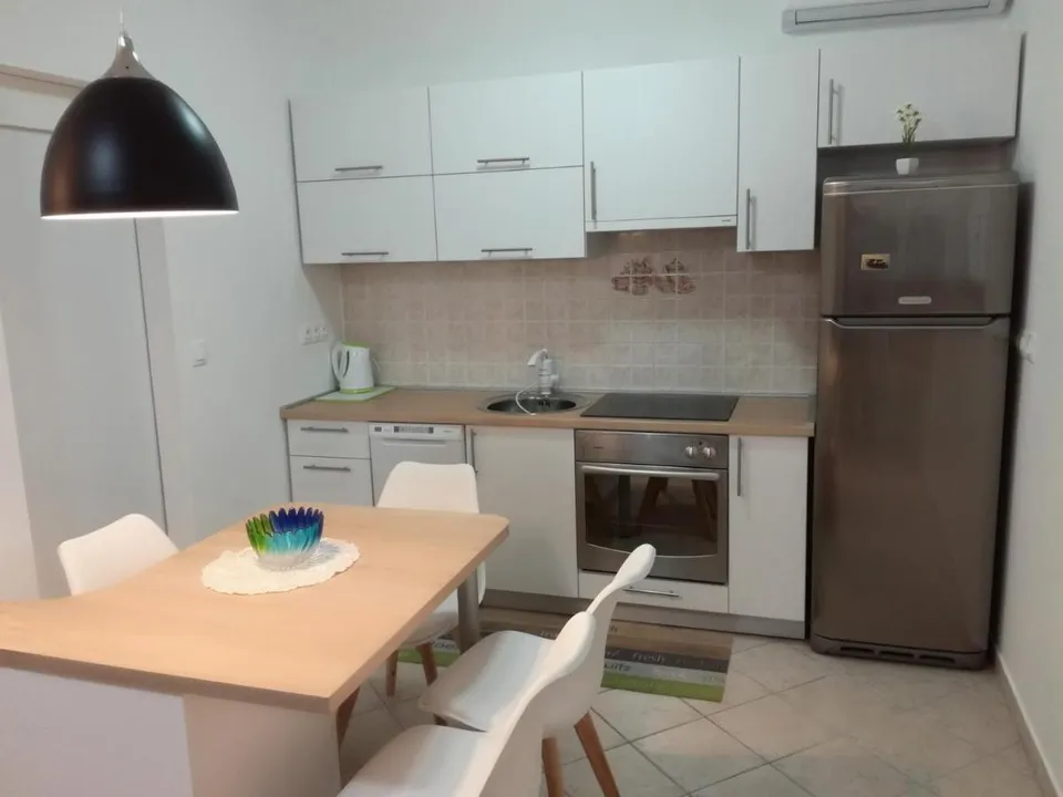 Equipped kitchen and dining area in Apartment ALF