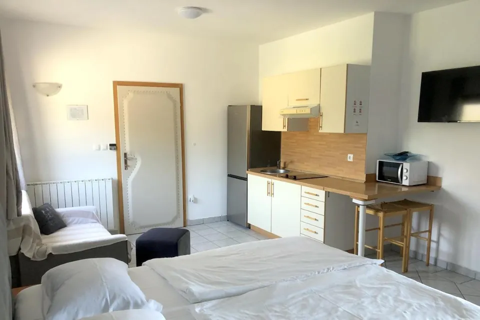 Open-plan DUO studio with double bed and kitchen